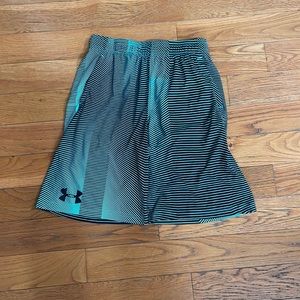 Under Armour Shorts GReen Stripe Size YXL